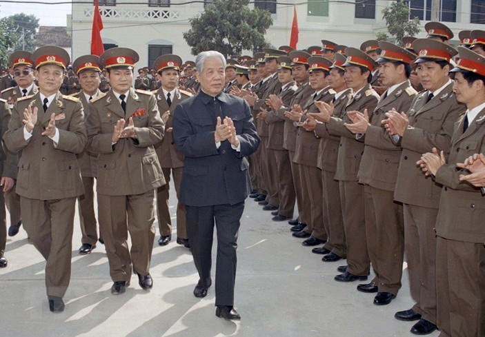 Le secrétaire général du PCV Do Muoi visite l’Académie de la Défense le 21 décembre 1997.