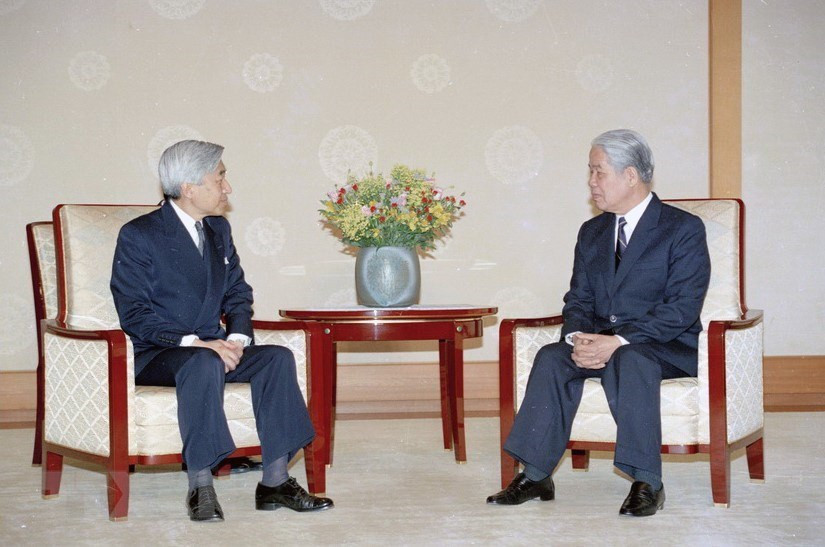 Entrevue entre l’Empereur japonais Akihito et le secrétaire général du PCV Do Muoi à Tokyo le 19 avril 1995.