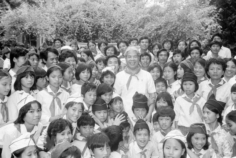 Le président du conseil des ministres Do Muoi rencontre des enfants de Hanoi et de Thai Binh le 19 mai 1990.