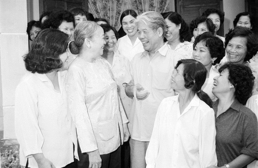 Le secrétaire général du PCV Do Muoi et les déléguées participant à la conférence du Comité exécutif de l’Union des femmes vietnamienne (VIe mandat), 7e session, tenue du 14 au 17 octobre 1991 à Hanoi.