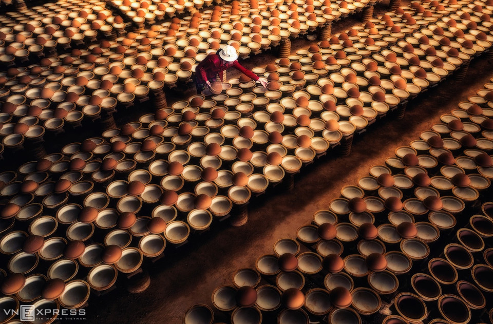Cuisson de bols de latex dans la commune de Phuoc Vinh, district de Chau Thanh. Tay Ninh a 12 métiers traditionnels: fabrication de papier de riz, de sel de piment, de produits de vannerie, d'encens, de menuiserie, de chapeaux coniques, de forgeage, de couture, de briques, de mécanique et de transformation de manioc et produits agricoles, sylvicoles et aquatiques. 