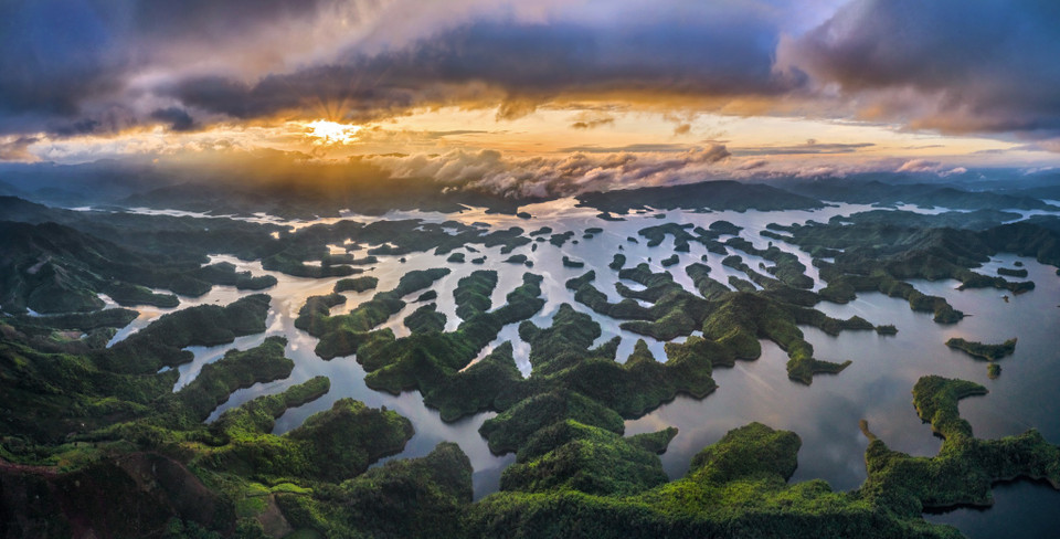 La région basaltique du Tay Nguyen concentre la beauté majestueuse du Nord-ouest et la douceur des plaines rurales. Vous pourrez vous immerger dans la végétation des montagnes, des forêts, des prairies, des collines de caféiers ou de théiers, rêvasser devant les immenses rivières et les lacs poétiques... Parmi les paysages naturels les plus célèbres figurent le volcan Chu Dang Ya, les lacs Lak, Ta Dung et Bien Ho...