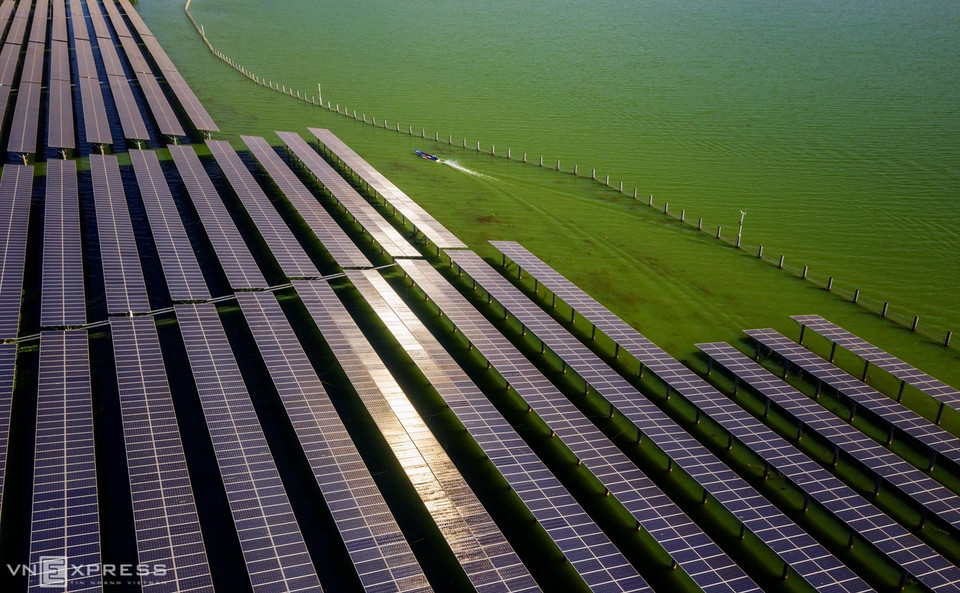 Des panneaux solaires sur des piliers en béton de 6 à 8 m de haut d'une centrale solaire sur la zone semi-submergée du lac Dau Tieng. 