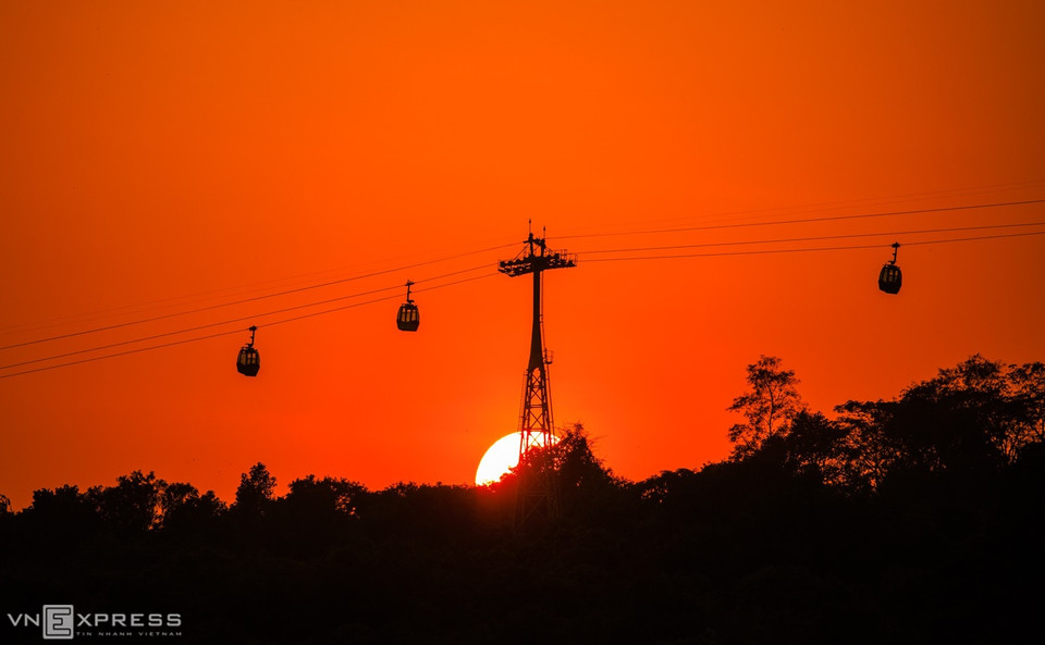 La montagne Ba Den est l'une des plus célèbres attractions de tourisme spirituel. Les visiteurs montent la montagne en téléphérique pour visiter des sites historiques et temples tels que Linh Son Tien Thach Tu, la pagode Hang, Dien Ba et écouter la légende de Linh Son Thanh Mau, également connue sous le nom de Ba Den. Le téléphérique de la montagne de Ba Den a été inauguré début 2020. Deux itinéraires possibles: celui de Van Son emmène au sommet de Ba Den; celui de la pagode Hang relie le pied de la montagne à la pagode Ba Den. Avec une superficie de 10 959 m², la station de téléphérique a été reconnue par le Guinness Record comme la plus grande du monde. 