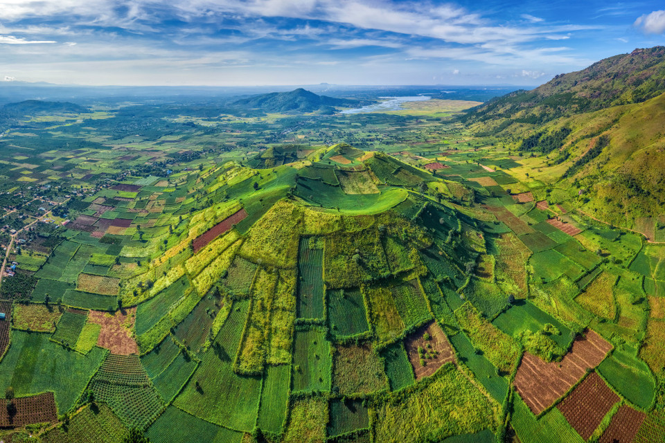 Le Tay Nguyen (Hauts Plateaux du Centre) est une destination de plus en plus attrayante pour les touristes. Avec ses paysages naturels diversifiés, cette terre basaltique offre de nombreuses expériences inoubliables.