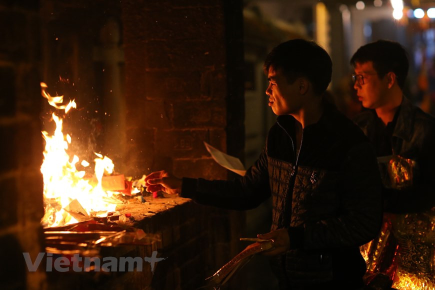 Brûler les papiers votifs est une pratique folklorique existant de longue date. Selon la tradition, tous les 1er et 15e jours de chaque mois lunaire ou à l’anniversaire de la mort de quelqu’un (compté toujours selon le calendrier lunaire), ou encore pendant les fêtes traditionnelles y compris le Têt Nguyên Dan (Nouvel An lunaire), on brûle des biens en papier (logements, motos, voitures, téléphones portables…) dans le but de transmettre ses vœux aux morts et aux ancêtres. On pense en effet que les morts ont plus ou moins une vie similaire aux vivants, cela veut dire qu’ils ont aussi besoin d’objets du quotidien. 
