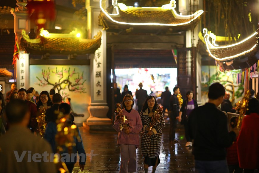Après le Réveillon, moment spécial de nouvelle année (moment qui marque le passage au Nouvel An), notamment à partir du matin du 1er Jour du 1er mois lunaire, les gens accourent en foule à la pagode pour prier le bonheur, la paix et la chance pour une bonne année. Leur souhait: chaque année, ils espèrent accueillir plus de succès que l’an passé. Dans la conscience des gens, tout ce qui commence bien lors du premier jour de l’Année, et qui avancera pendant toute l’année. Et s’ils rencontrent la chance, la joie aux premiers jours de l’Année, cela répète ainsi toute l’année, tout le monde y croit.
