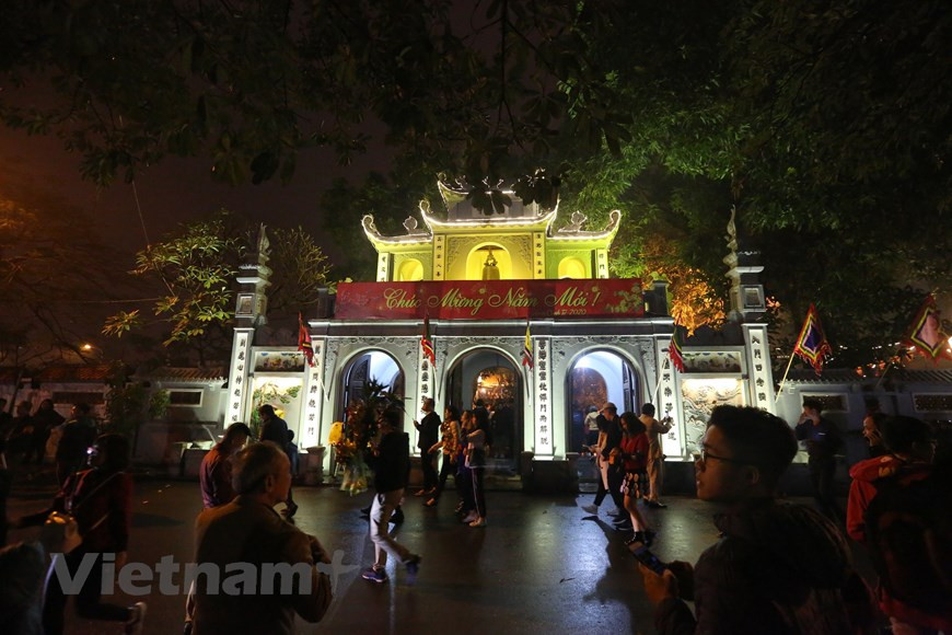 Aller à la pagode aux premiers jours n’est pas seulement simples pour faire des prières, mais aussi un moment pour que les gens se mêlent dans le lieu sacré des pagodes et laissent derrière eux des travails pénibles de chercher de quoi vivre. Se mêlant dans la foule aux pagodes, nous se sentirons le passage du ciel et de la terre. Le parfum d’encens, des chandelles, la couleur des lampes et des fleurs, ainsi que l’espace de tranquillité des pagodes nous rendent l’âme sereine. Pour les Vietnamiens, la pagode n’est pas seulement un lieu pour pratiquer le culte du Bouddha, mais aussi pour rendre le culte aux génies et aux saints.