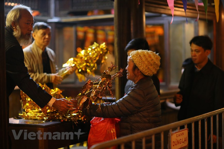 C’est pour cela qu’aux derniers jours de l’ancienne année et aux premiers jours du Nouvel An, les Vietnamiens vont aux pagodes, aux maisons communales et aux temples pour offrir des bâtons d’encens au Bouddha et exprimer leur respect devant les saints et génies et des ancêtres. Les jeunes choisissent aussi les pagodes comme leur destination aux premiers jours du Nouvel An. Un bon nombre de gens d’âge mur vont à la pagode aux premiers jours du Nouvel An et des mois ou quinzièmes jours du mois lunaires, cependant on voit aussi des jeunes, qui y viennent pour souhaiter la réussite dans leurs études, la situation honorable et la chance en amour.