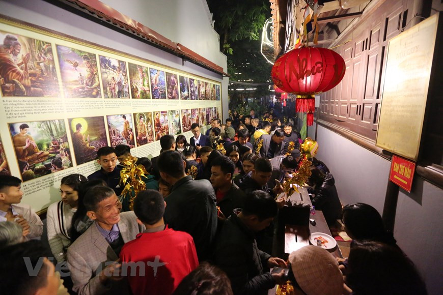 Autrefois, la plupart de personnes âgées vont à la pagode, au temple ou à la maison communale ou participent à fêtes traditionnelles villageoise, mais à l’heure actuelle, les jeunes y viennent aussi, car ils s’orientent vers la tradition, vers ce que leurs parents, leurs grands-parents font, et souhaite succéder cette tradition des ancêtres. De nombreux jeunes pensent qu’aller à la pagode est aussi de découvrir des grands mérites des génies et des héros du pays, de comprendre mieux l’histoire, et de penser aux ancêtres, s’orientant vers la culture transférée par ces derniers. Par ailleurs, ils y vont pour prier la chance pour toute sa famille, en souhaitant une bonne année prospère, en espérant tout se passe bien durant l’année.