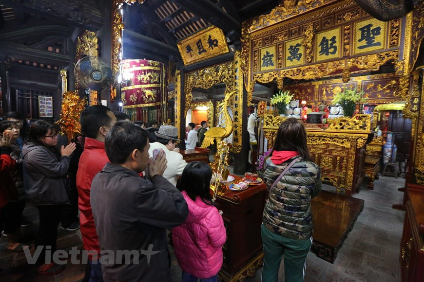 En général, pour faire des prières, on brûle les bâtonnets d’encens. Mais on peut tout aussi bien préparer un plateau d’offrandes en l’honneur du Bouddha, même si ce n’est pas obligatoire. Le plateau d’offrandes est souvent composé de fleurs, de fruits, de gâteaux, de bâtonnets d’encens et de bougies. Il n’y a jamais de chair animale sur ce plateau, car le bouddhisme préconise le végétalisme. Devant l’autel, mains jointes, on murmure des prières pour se mettre toutes les chances de son côté en ce début d’année. Il y a ceux qui récitent des textes dûment appris, sur le mode psalmodique, et ceux, plus spontanés, qui tâchent d’exprimer le fond de leur pensée.
