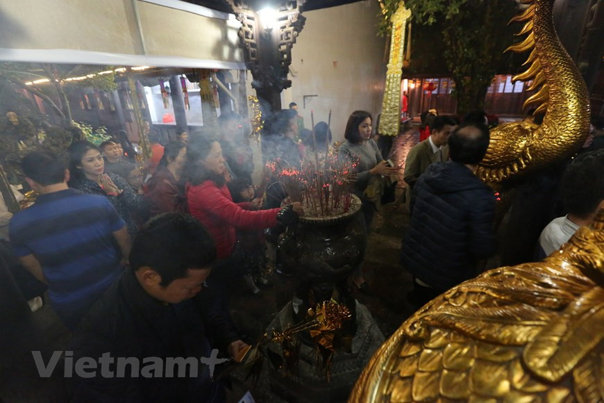 Même s’ils peuvent s’y rendre n’importe quel jour de l’année, les Vietnamiens préfèrent aller à la pagode le jour de l’An, qu’ils considèrent comme un moment sacré marquant la transition entre l’année qui s’achève et celle qui débute, comme un moment de communion entre le ciel et la terre. Le son de la cloche retentit dans l’espace, plongeant le sanctuaire dans une atmosphère méditative.