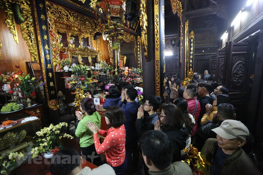 On va à la pagode dans l’espoir de s’attirer des grâces. Il faut à la fois prier, se perfectionner et faire le bien autour de soi pour une meilleure prise de conscience de soi-même. Est-ce que toutes nos prières seront exaucées ? Bouddha seul le sait... évidemment. Ce qui est sûr, par contre, c’est que les pagodes apportent calme et sérénité à ceux qui s’y rendent. Et puis, en dehors de l’aspect purement spirituel de la question, les pagodes font partie de l’imagerie du Têt. Elles sont le détour presque obligé de tous les Vietnamiens qui souhaitent placer la nouvelle année sous le signe du bonheur et de la paix.