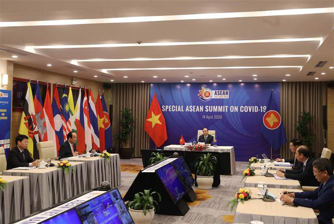 Le Premier ministre Nguyen Xuan Phuc préside le Sommet spécial de l'ASEAN sur la réponse au COVID-19 qui a eu lieu le 14 avril sous forme de visioconférence. 