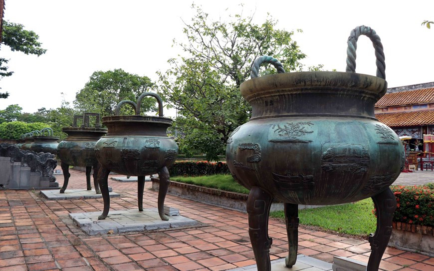 L’ensemble des neuf urnes dynastiques montre l'autorité et la puissance de la dynastie des Nguyên - la dernière dynastie féodale du Vietnam.