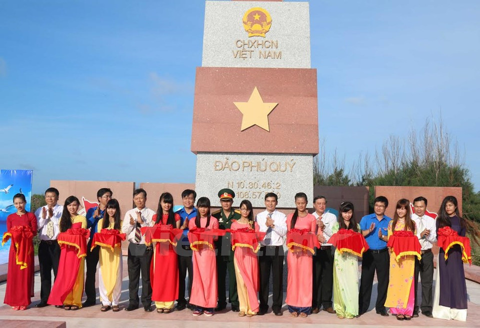Les délégués lors de la cérémonie d'inauguration du mât au drapeau sur l'île de Phu Quy (Photo : Nguyen Khang/VNA)