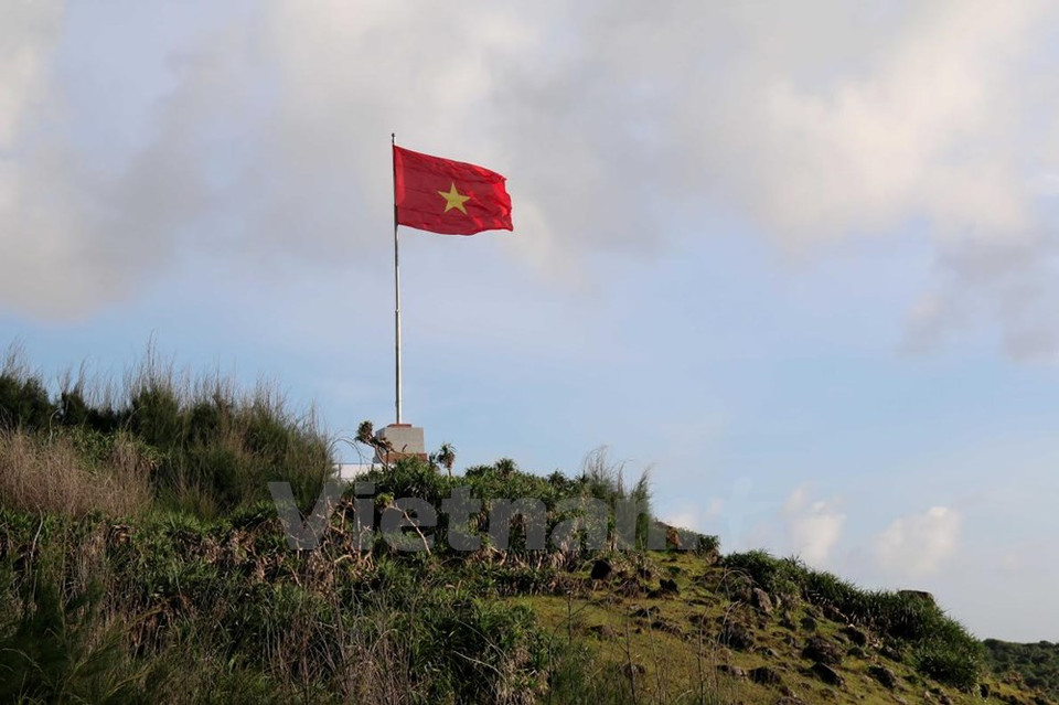 Le drapeau national sur l'île de Phu Quy (Photo : Nguyen Khang/VNA)