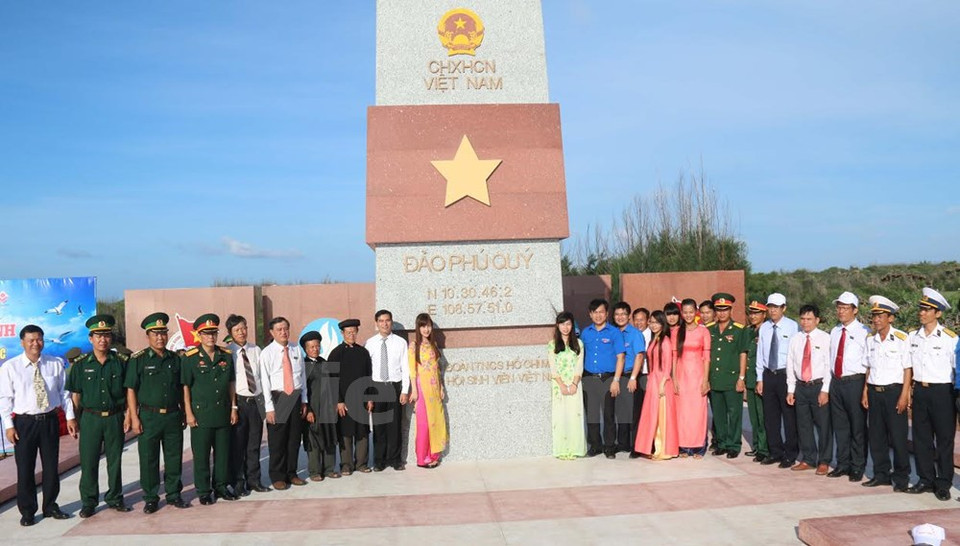 Les délégués lors de la cérémonie d'inauguration du mât au drapeau sur l'île de Phu Quy (Photo : Nguyen Khang/VNA)