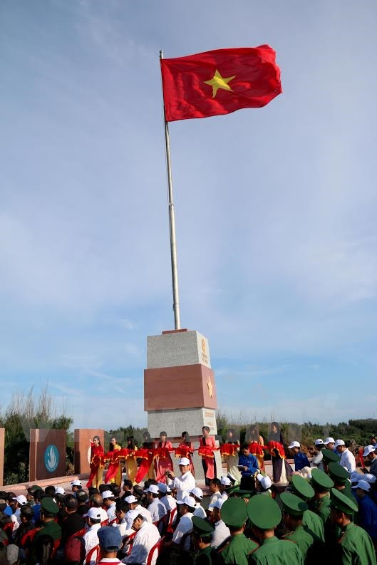 Le drapeau national sur l'île de Phu Quy (Photo : Nguyen Khang/VNA)