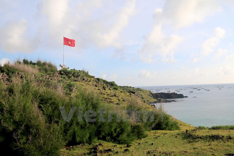Le drapeau national sur l'île de Phu Quy (Photo : Nguyen Khang/VNA)
