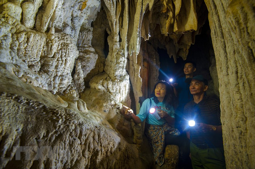 Les touristes admirent le paysage de cette grotte. Photo: VNA