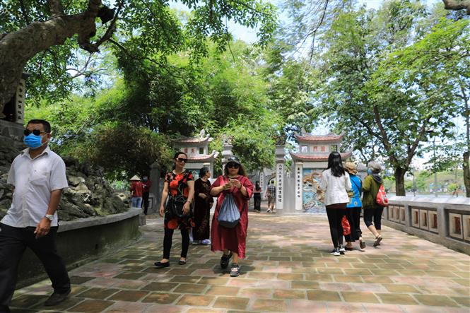 Le temple Ngoc Son (« Mont de Jade ») a rouvert au public. Photo: VNA