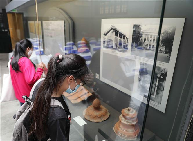 Les visiteurs voient les objets et les photos à l'exposition intitulée «Espoir de liberté» sur les combattants révolutionnaires vietnamiens à la prison Hoa Lo qui s'est ouverte le 14 mai. Photo: VNA
