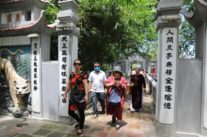 Des touristes visitent le temple Ngoc Son. Photo: VNA 