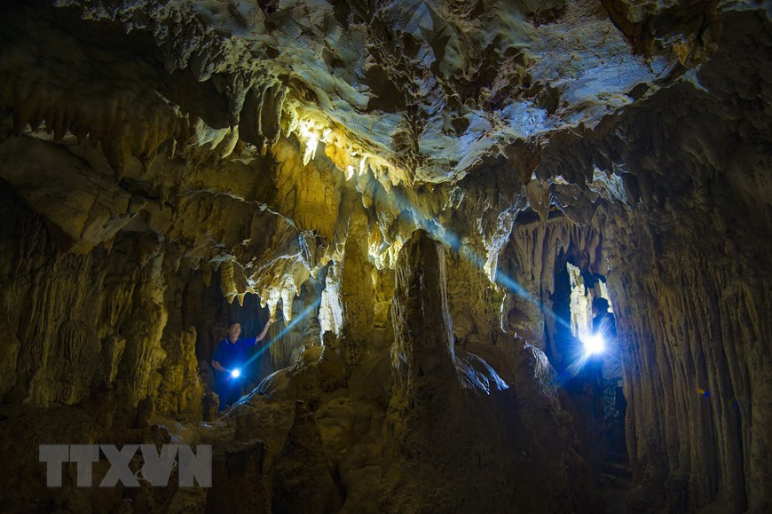 Les touristes peuvent apprécier ses paysages spectaculaires, un monde de stalagmites et de stalactites uniques. Photo: VNA