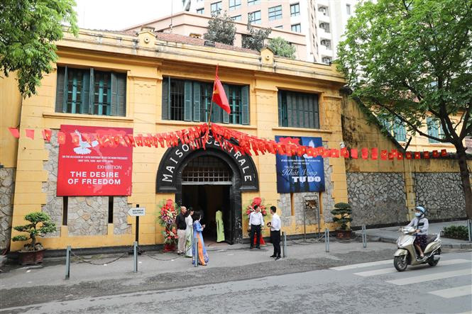  Exposition intitulée «Espoir de liberté» sur les combattants révolutionnaires vietnamiens à la prison Hoa Lo. Photo: VNA