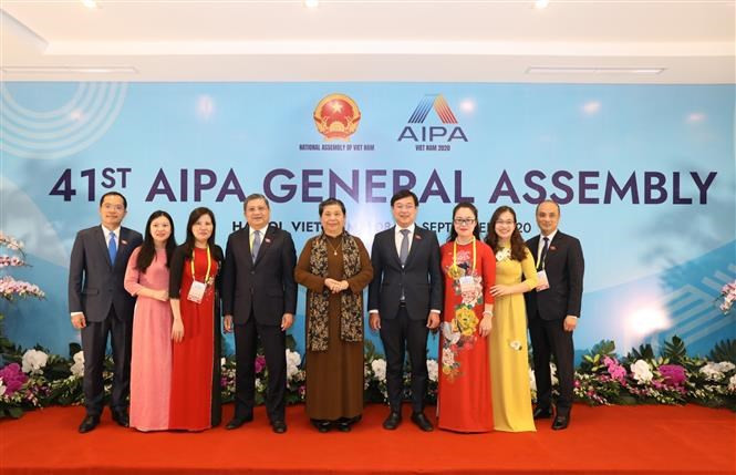 La vice-présidente Tong Thi Phong et d'autres délégués à la réunion informelle des jeunes parlementaires de l'AIPA