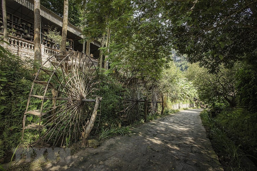 Les visiteurs se retrouvent plongé dans un univers à la fois bucolique et rustique, qui est celui de la culture Muong, une culture millénaire. 