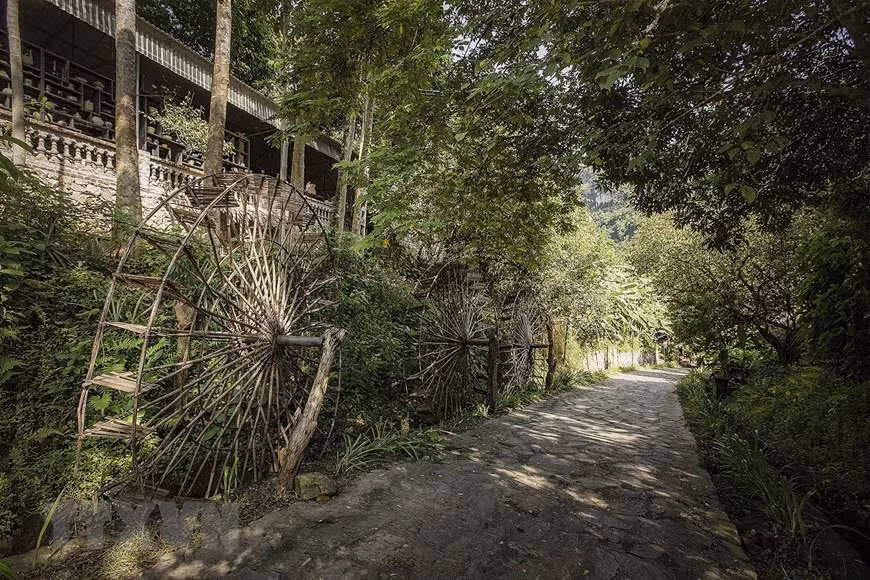 Les visiteurs se retrouvent plongé dans un univers à la fois bucolique et rustique, qui est celui de la culture Muong, une culture millénaire. 