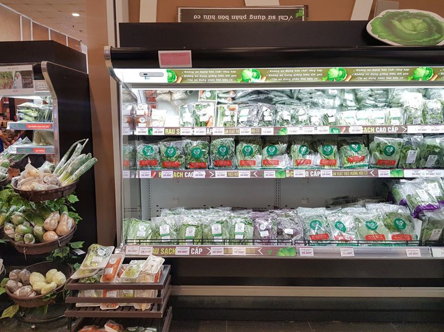 Des produits de la société Rau Cuoi Viet Nhat dans les rayons d'un supermarché. Les exportations vietnamiennes de fruits et légumes sont estimées à 836 millions de dollars au premier trimestre de l'année, soit une baisse de 10,9% en glissement annuel, selon le ministère de l'Agriculture et du Développement rural. La Chine est demeurée le plus grand importateur de fruits et légumes vietnamiens au cours de la période considérée avec 300,4 millions de dollars, représentant 56,6% du total des exportations. Cependant, la valeur à l’exportation de fruits et légumes du Vietnam vers ce marché a régressé de 29,4% en variation annuelle en raison de l'épidémie du nouveau coronavirus. Photo: VietnamPlus