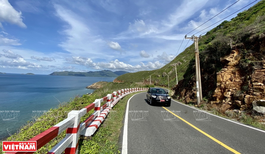 De magnifiques routes bordent la côte et de l’autre côté, les montagnes. 