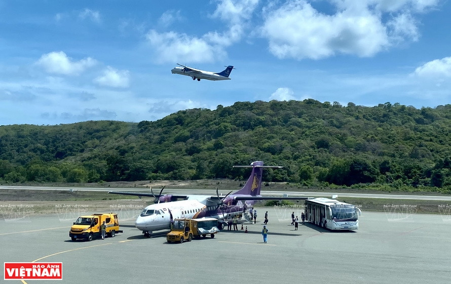 La piste de l’aéroport de Côn Dao est l’une des rares au monde ayant deux bouts accessibles à la mer. 