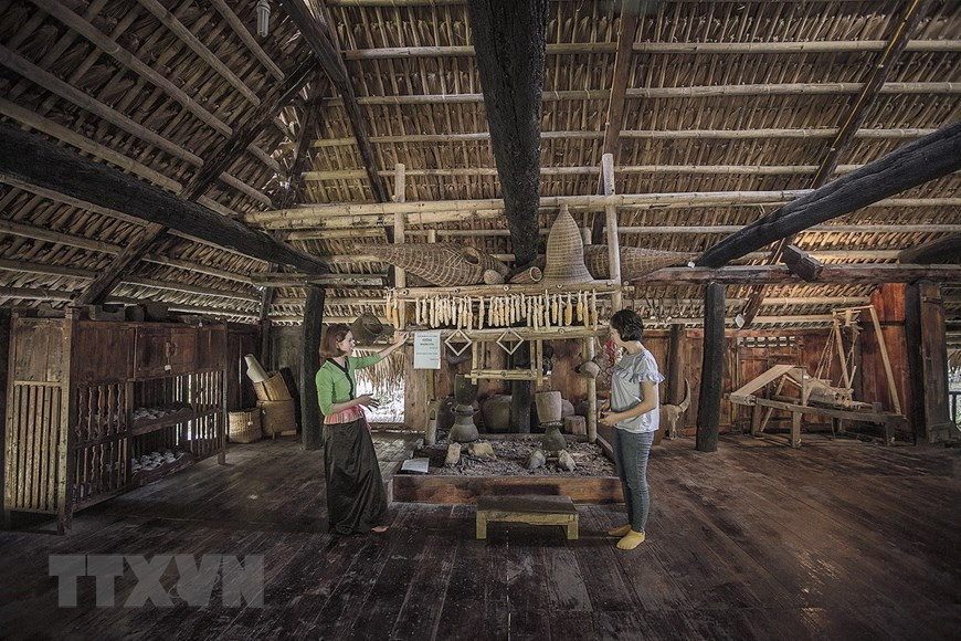 Le Musée comprend trois maisons sur pilotis anciennes: Lang, Nooc, Noc Troi. Il faut savoir que chez les Muong, la manière dont sont bâties les maisons indique à quelle classe sociale appartient le maître de céans. 