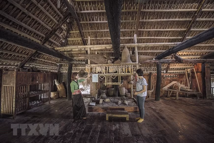 Le Musée comprend trois maisons sur pilotis anciennes: Lang, Nooc, Noc Troi. Il faut savoir que chez les Muong, la manière dont sont bâties les maisons indique à quelle classe sociale appartient le maître de céans. 