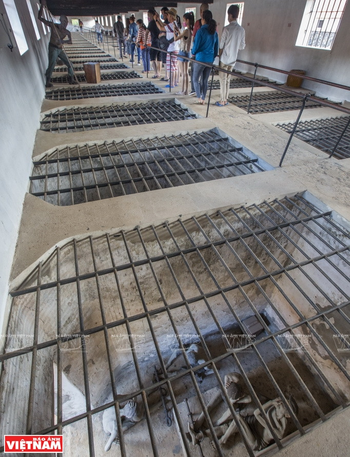 Des maquettes représentant des scènes de torture des détenus spéciaux emprisonnés dans les « Chuồng cọp » du camp de Phu Binh.