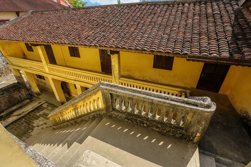 Le manoir de Hoàng A Tuong est un témoignage historique des changements survenus sur le plateau de Bac Ha lors de la première moitié du 20e siècle. Plus précisément, entre 1905 et 1950, sous la protection des colonialistes français, la famille de Hoàng Yên Tchao occupa une grande superficie de terres fertiles en s’emparent d’environ 30 hectares de champs d’habitants locaux. Ces terrains lui donnèrent chaque année environ 42 tonnes de riz et 14 tonnes de maïs. Hoàng Yên Tchao exerçait également de nombreux monopoles dans l’exploitation de produits forestiers, le commerce du sel et de biens de consommation, de l’opium, de la nourriture…Photo: Vietnamplus