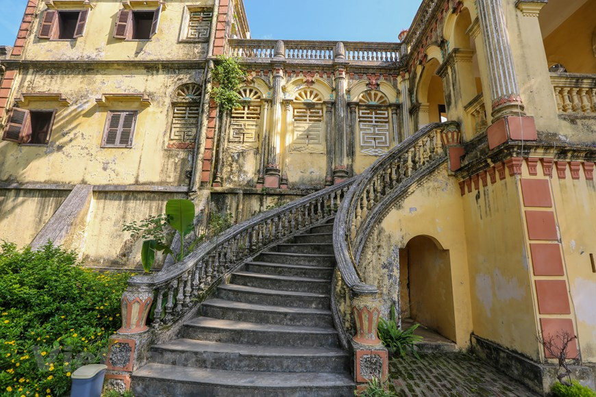 ILa demeure n’était pas seulement la résidence de la famille Hoàng Yên Chao et Hoàng A Tuong, mais également leur lieu de travail. L’intérieur du palais est d’une composition extrêmement raffinée. Une fois franchie la majestueuse entrée, les visiteurs découvrent une grande cour où avaient lieu les principales activités de la grande famille de Hoàng Yên Chao. Au fond, le bâtiment principal de deux étages s’étend solennellement sur une superficie totale de 420 m2. C’était là que la noble famille donnait de prestigieuses réunions. De parts et d’autres de cette oeuvre, on trouve également de belles maisons d’époque destinées aux épouses de Hoàng Yên Chao et Hoàng A Tuong. Photo: Vietnamplus