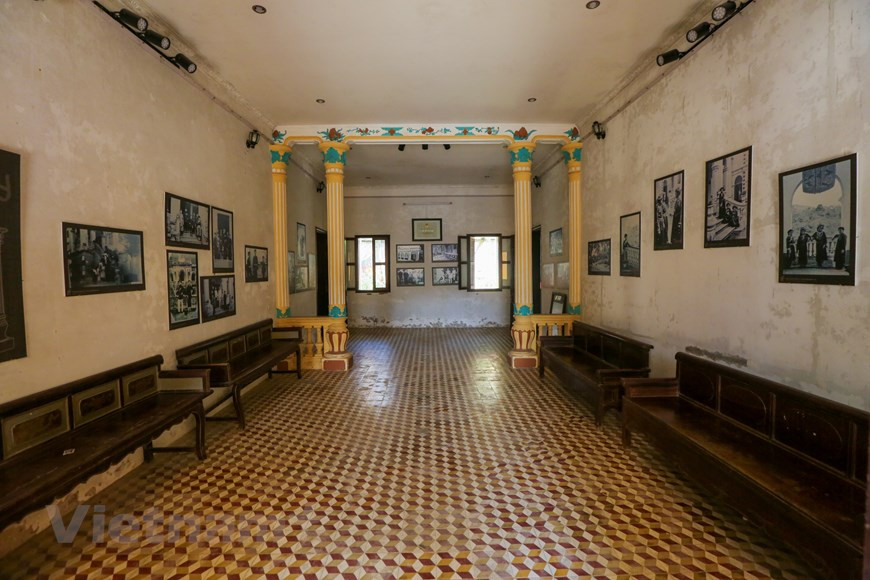 Pour y attirer plus de visiteurs, les autorités de la province de Lao Cai ont organisé de nombreux évènements culturels et artistiques dans ce manoir et concevoir davantage de circuits touristiques y traversant. Ce manoir accueille toute l’année beaucoup de visiteurs, avec un pic en juin pour les touristes étrangers. Ces derniers se rendent au district de Bac Hà pour assister à la course de chevaux mais découvrent aussi la saison de récolte des prunes. Après, ils viennent visiter ce manoir. Si vous voyagez à Bac Hà, il faut absolument vous rendre au manoir de Hoàng A Tuong, pour admirer un monument qui reflète une partie de l’histoire de ce district. Photo: Vietnamplus