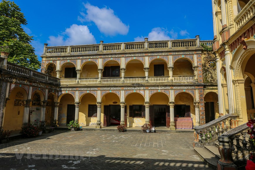 Le 11 juin 1999, le ministère de la Culture et de l’Information a inscrit le manoir de Hoàng A Tuong sur la liste des monuments nationaux. Récemment, y attirer plus de visiteurs, le palais du roi des H’Mông a été restauré par les autorités locales. Pour conserver l’authenticité du site, on accorde une attention toute particulière aux matériaux utilisés : des roches calcaires, du sable, de la mélasse de canne à sucre, des matériaux provenant directement de la région. Le manoir de Hoàng A Tuong est entretenu de sorte à conserver l’authenticité du site pour que les locaux puissent comprendre davantage l’histoire du district de Bac Hà d’antan. Photo: Vietnamplus 