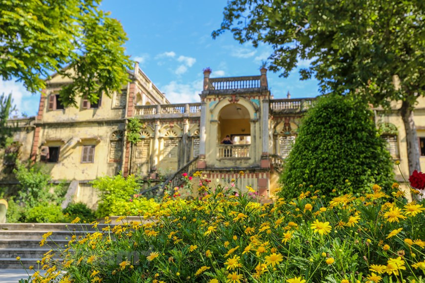 Le petit bourg de Bac Ha séduit les voyageurs non seulement par la beauté de ses paysages sculptés par la nature, mais aussi par son charme discret et authentique. C’est le lieu idéal pour une échappée le temps d’un week-end, entre montagnes verdoyantes, rizières à perte de vue, grottes, rivières et villages ethniques. Les rizières en terrasses de Bac Ha méritent néanmoins le détour, et constituent une étape paisible. Les paysages, comme dans l’ensemble de la région, sont spectaculaires et regorgent de splendides rizières. Des rizières en terrasses inondées d'eau créent de très beaux paysages pour prendre des photos. La saison du riz teint les champs en terrasses en couleur jaune. Photo: VietnamPlus 