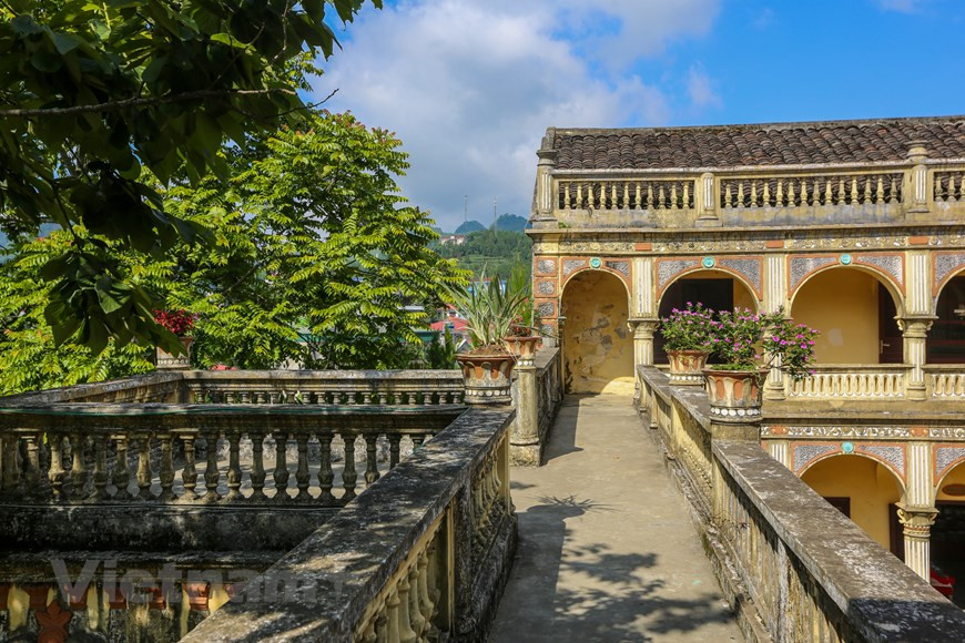 Il est accessible de Hanoï en train de jour ou de préférence de nuit arrivant le lendemain matin vers 5h30 à Lao Cai, avec connexion immédiate en minibus pour Bac Ha (2 heures de route) ou, depuis 2010, en bus de nuit direct Hanoï-Bac Ha (départ à 21h, arrivée à 6h). Bac Ha est célèbre en tant que capitale de la région des Hmongs Fleurs, ou Hmongs bariolés, l'un des six groupes de la minorité des Hmong, dont les femmes portent un remarquable costume bariolé à dominante orange ; il faut entre 4 et 6 mois pour faire un costume complet tout à la main. Photo: Vietnamplus