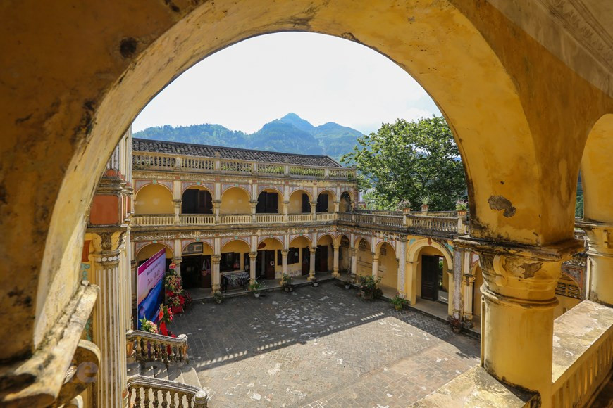 Cet ouvrage est construit sous forme d’un rectangle fermé : porte, deux rangées de maisons supplémentaires, maison principale. Le design a été imaginé par des architectes français et chinois. Les matériaux de construction tels que les briques et les tuiles furent produits directement sur place par les meilleurs artisans de la région et de Chine. De plus, de fer, d’acier et de ciment furent transportés depuis d’autres régions. Par conséquent, la somptuosité du bâtiment reflète non seulement l'âge d'or de Hoàng Yên Tchao et de son fils Hoàng A Tuong mais aussi une vie dure, douloureuse et difficile de nombreuses personnes dans cette région frontalière. Photo: Vietnamplus