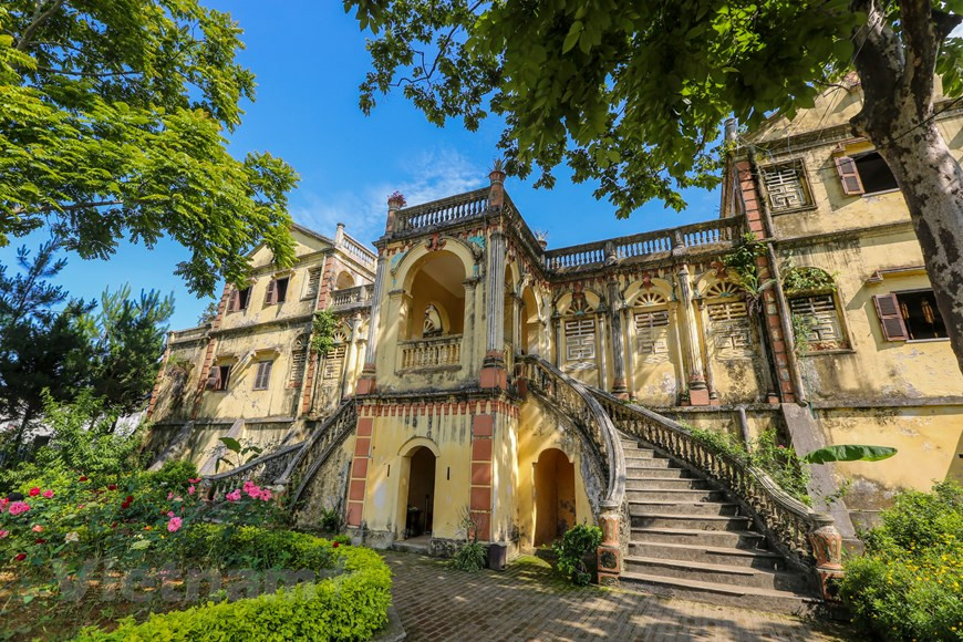 Avant de construire le manoir, Hoàng Yên Tchao demanda de l’aide à un grand maître de géomancie venu de Chine. Après d’innombrables études des astres et calculs, le savant désigna cet endroit où les éléments terrestres, les paysages, les montagnes et les rivières connaissaient une harmonie sans pareille. Le manoir se trouve sur une large colline qui constitue le chef-lieu du district de Bac Hà. La montagne se dresse fièrement à l’arrière du palais tandis qu’un ruisseau plein de charme coule devant lui. Construit sur une superficie de 10.000m2, le manoir comprend 36 chambres et un système de tunnels d’urgence. Photo: Vietnamplus