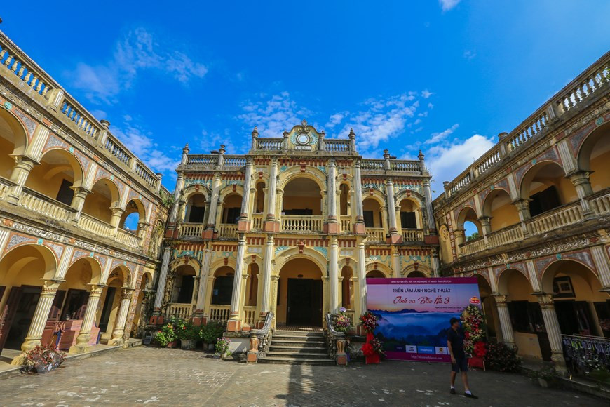 Niché dans les montagnes du nord-ouest, le district de Bac Ha semble moins trépidant que Sapa (toujours dans la province de Lao Cai). Cependant, il semble qu'il séduit autant de voyageurs pour ses parcours discrets et authentiques. Une visite le temps d’un week end vaut le détour pour vous offrir une belle échappée, entre montagnes verdoyantes, rivières, grottes, sites historiques et villages ethniques. Originaire de la langue de l’ethnie Tay, «Pạc ha» signifie «cent bottes de chaume ». A l’époque coloniale, «Pạc ha» se prononce «Pakha» par les Français et puis «Bac Ha» par les Viet jusqu’à maintenant. Surnommé «Plateau blanc» de la région nord-ouest, Bac Ha doit son surnom aux immenses vallées de fleurs de pruniers qui se déploient magnifiquement au printemps. Photo: Vietnamplus