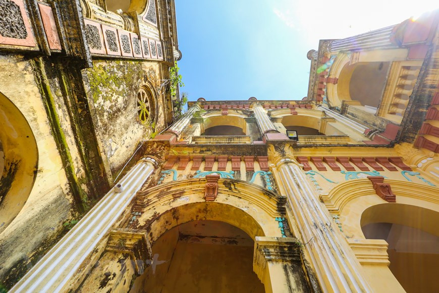 La région de Bac Ha se trouve sur des hauts plateaux à 700 mètres d’altitude, à l’extrême Nord du Vietnam et à la frontière avec la Chine. Elle bénéficie d’un climat doux durant toute l’année. Bac Ha constitue l’air d’habitat de plusieurs ethnies ethniques. Leurs villages originaux, nichés aux pentes des montagnes parsemées de rizières en terrasse, ainsi que leurs marchés hebdomadaires riches en couleurs, font de Bac Ha l’une des principales destinations touristiques du Nord du pays. Les paysages de cette région, caractérisés par les rizières en terrasse, sont particulièrement beaux entre le mois de mai (commencement des cultures) et le mois d’octobre (fin des récoltes). Photo: Vietnamplus