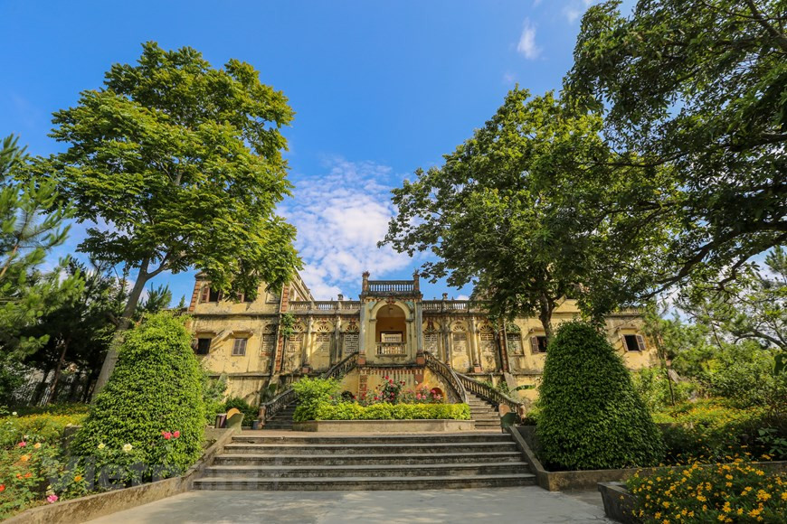 Le manoir de Hoàng A Tuong, appelé aussi «manoir des rois H’Mông», fut mis en chantier en 1914 et achevé en 1921. C’étaient le père Hoàng Yên Tchao et son fils Hoàng A Tuong, de l’ethnie des Tày, qui étaient les propriétaires de cet imposant ouvrage. Hoàng A Tuong fut le chef du territoire de Bac Hà jusqu’à la libération de la province de Lào Cai en 1950. Les Tày ont coutume de nommer la maison d'après le nom du fils qui vit avec les parents à l'âge adulte. C’est pourquoi ce projet s'appelle le manoir de Hoàng A Tuong. Photo: Vietnamplus